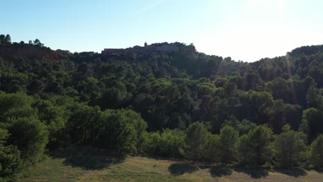 Roussillon-Hügel-Berühmtes-Dorf-Vaucluse-Frankreich-Luftaufnahme-Von-Den-Weinbergen